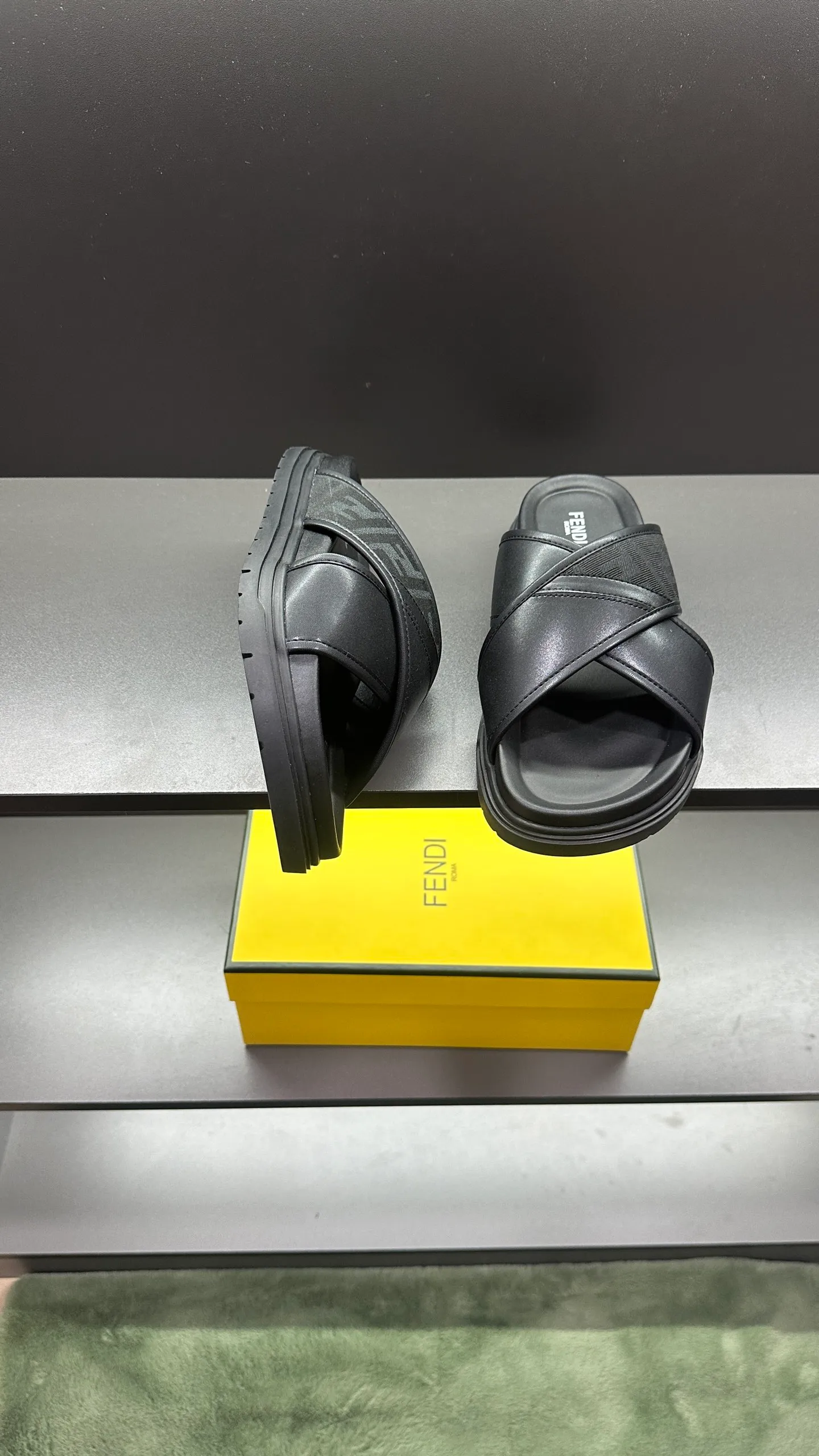 P300 [Fendi Slippers] High-end men's shoes brand, official website 1:1 latest masterpiece: original mold customization, fabrics made of imported original materials, upgraded outsole, lighter and non-slip. The market's top quality, simple yet tasteful, a must-have for fashionistas, fashionable at your feet, full of confidence, the same style at the counter 👍The season of summer slippers is here. Code: 38-45, 46 order